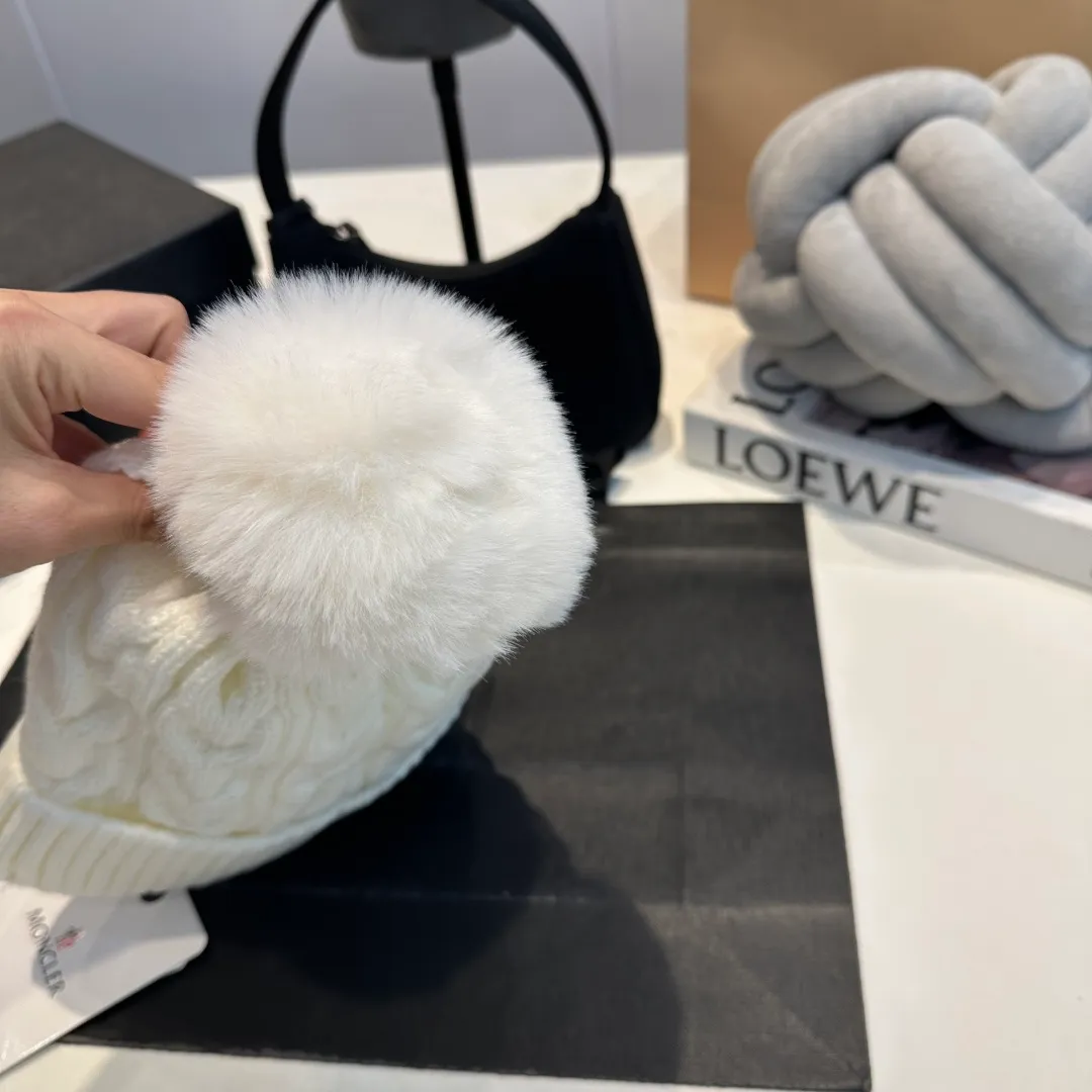 P70 Moncler hooded twist warm wool hat, sweet and cool style get! Reduce your age and make your face appear smaller. I’d like to share it with you all. The four colors match well and the breasts are so milky~