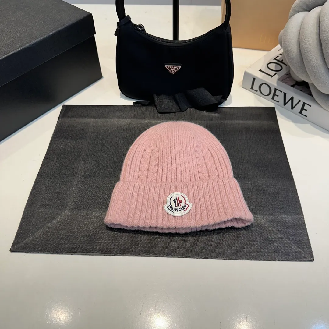 P56 high version Moncler Moncler 💥 Official website classic knitted hat, replica of the original. Very soft and skin-friendly, very elastic 💓 Textured and very versatile style ~ Warm cashmere woolen hat, one size fits all and elastic ~ Unisex, can be worn by any head size. Super quality, highly recommended
