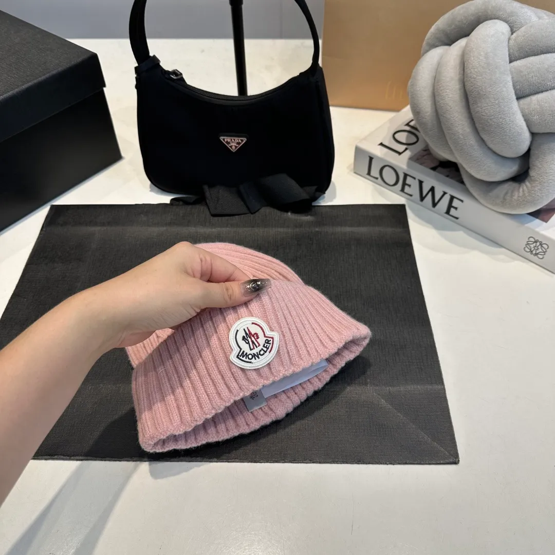 P56 high version Moncler Moncler 💥 Official website classic knitted hat, replica of the original. Very soft and skin-friendly, very elastic 💓 Textured and very versatile style ~ Warm cashmere woolen hat, one size fits all and elastic ~ Unisex, can be worn by any head size. Super quality, highly recommended
