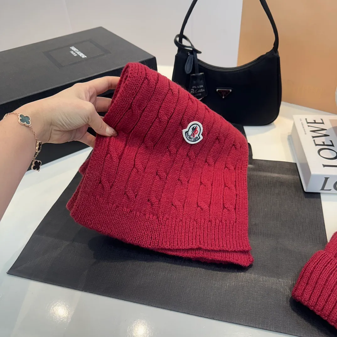 P178 Moncler autumn and winter counter model knitted beanie + scarf + gloves three-piece set, classic pattern, warm and fashionable! Fashionable and popular 🌸First-class texture, pure wool