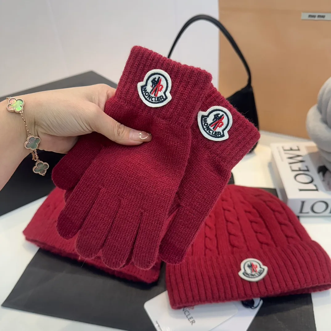 P178 Moncler autumn and winter counter model knitted beanie + scarf + gloves three-piece set, classic pattern, warm and fashionable! Fashionable and popular 🌸First-class texture, pure wool
