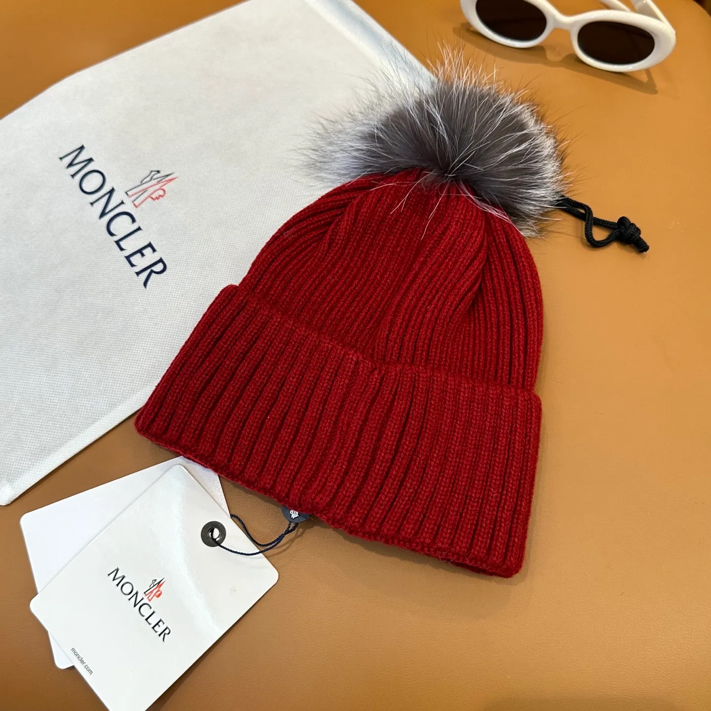 P100 with dust bag, high version Moncler Moncler 💥Official website classic knitted hat, replica of the original. Very soft and skin-friendly, very elastic 💓 Textured and very versatile style ~ Warm cashmere woolen hat, one size fits all and elastic ~ Unisex, can be worn by any head size. Super quality, highly recommended