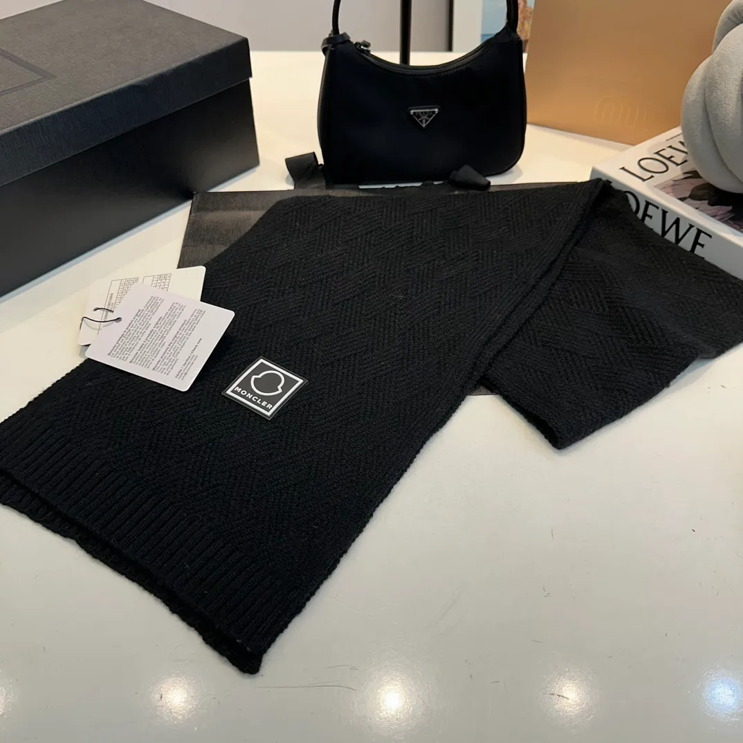 P110 MONCLER classic suit hat! Hat ➕Scarf! Cashmere and Rabbit Velvet Quality! It's warm and super comfortable~A great tool for young ladies to reduce their age in winter~This winter, all you need is a set of hats~It's warm and fashionable! Unisex model! Can be made as a couple model! Complete range of anti-counterfeiting labels and elevators! Many styles, welcome to choose!!