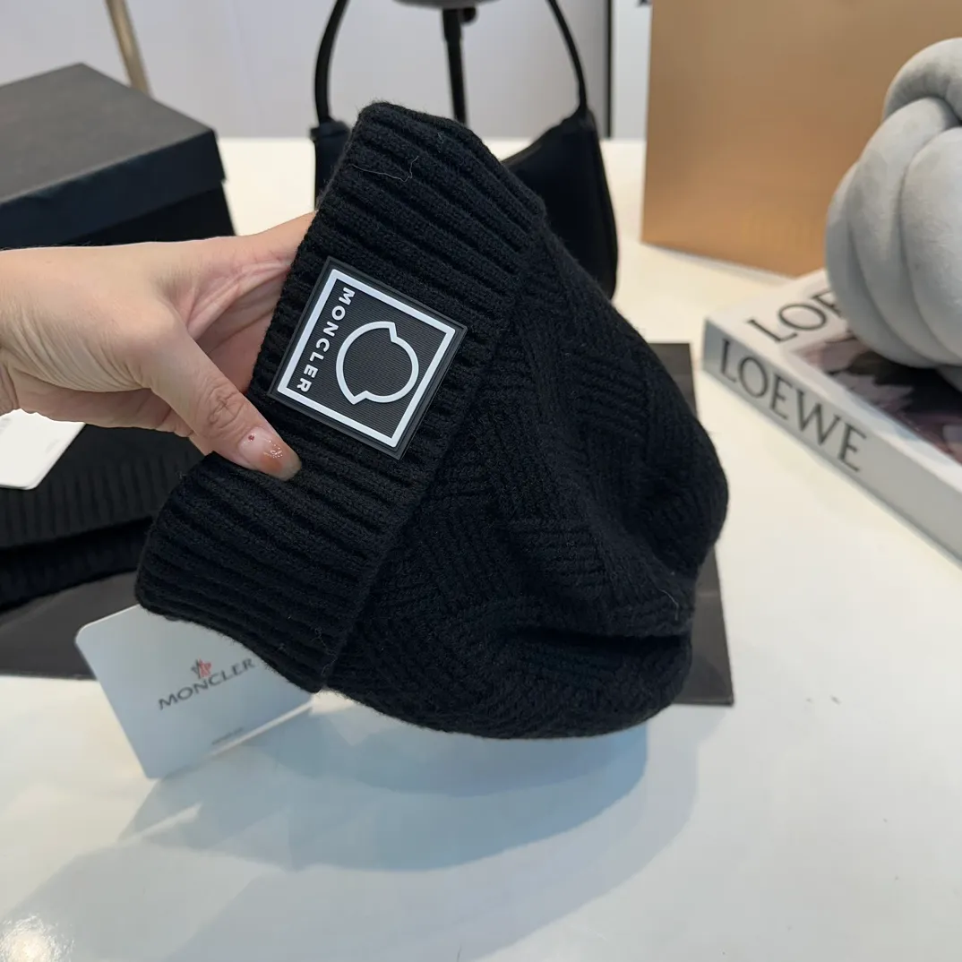 P110 MONCLER classic suit hat! Hat ➕Scarf! Cashmere and Rabbit Velvet Quality! It's warm and super comfortable~A great tool for young ladies to reduce their age in winter~This winter, all you need is a set of hats~It's warm and fashionable! Unisex model! Can be made as a couple model! Complete range of anti-counterfeiting labels and elevators! Many styles, welcome to choose!!