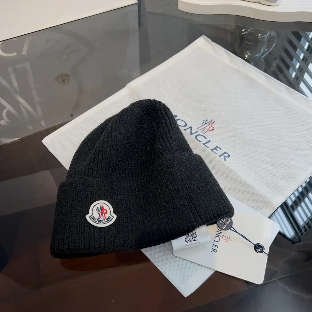 P50 moncler muzzle* classic early autumn knitted beanie. Babies who are fashionable, light and luxurious have already bought it in advance! Consistently simple style, easy to handle🥰🥰 The atmosphere is given by this woolen hat~
