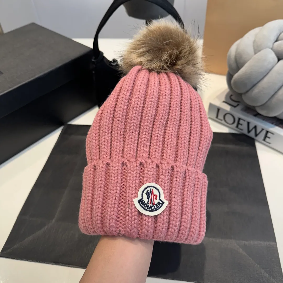 P50 high version Moncler Moncler 💥 Official website classic knitted hat, replica of the original. Very soft and skin-friendly, very elastic 💓 Textured and very versatile style ~ Warm cashmere woolen hat, one size fits all and elastic ~ Unisex, can be worn by any head size. Super quality, highly recommended