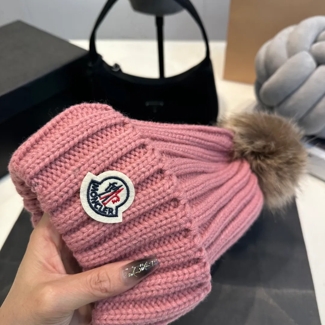 P50 high version Moncler Moncler 💥 Official website classic knitted hat, replica of the original. Very soft and skin-friendly, very elastic 💓 Textured and very versatile style ~ Warm cashmere woolen hat, one size fits all and elastic ~ Unisex, can be worn by any head size. Super quality, highly recommended
