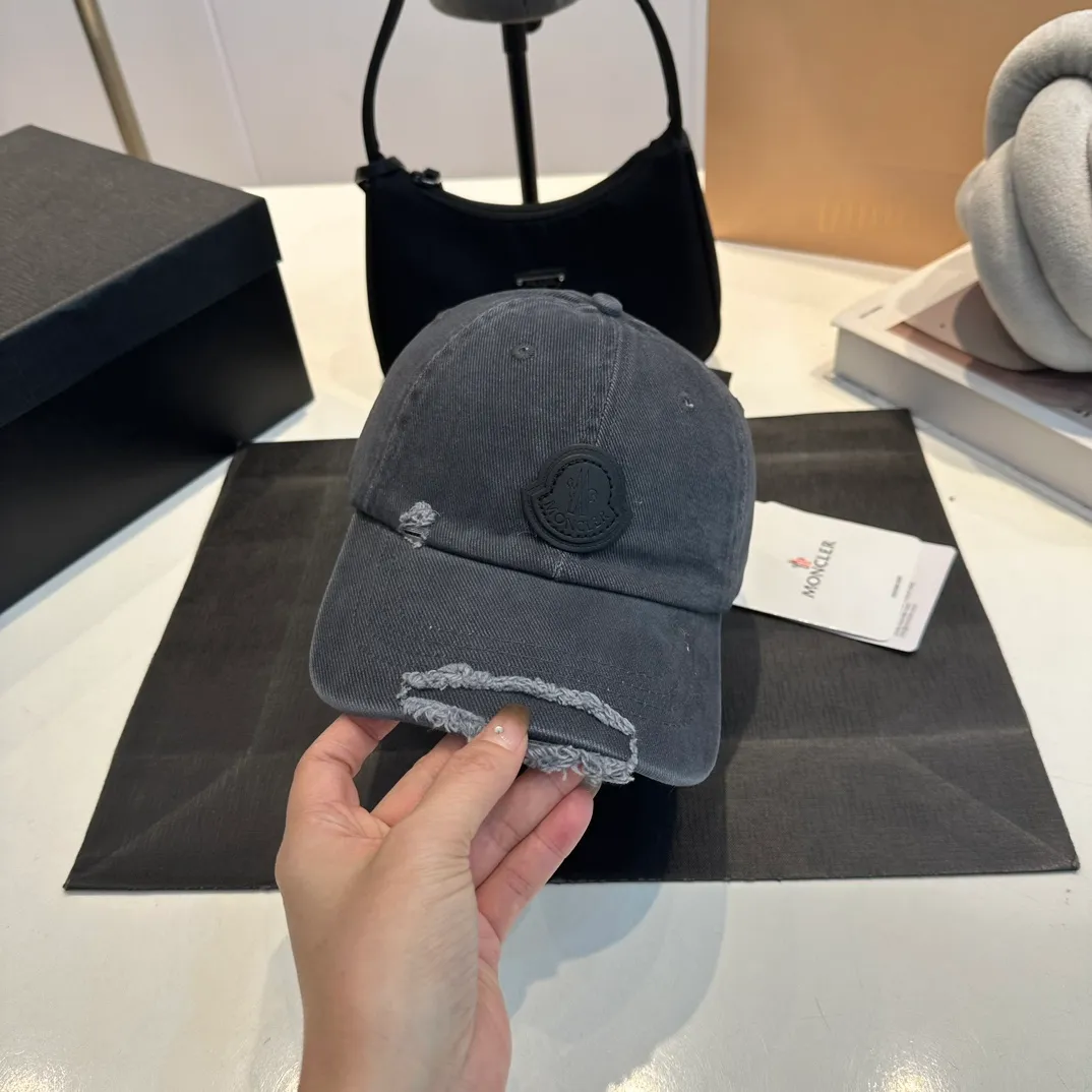 P60 MONCLER autumn and winter ripped baseball cap, suitable for young and fashionable people. It has a strong visual effect, good-looking and high-quality!