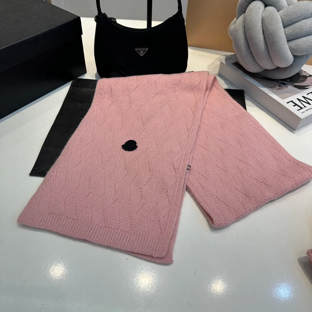 P170 Moncler autumn and winter counter model knitted beanie + scarf + gloves three-piece set, classic pattern, warm and fashionable! Fashionable and popular 🌸First-class texture, pure wool