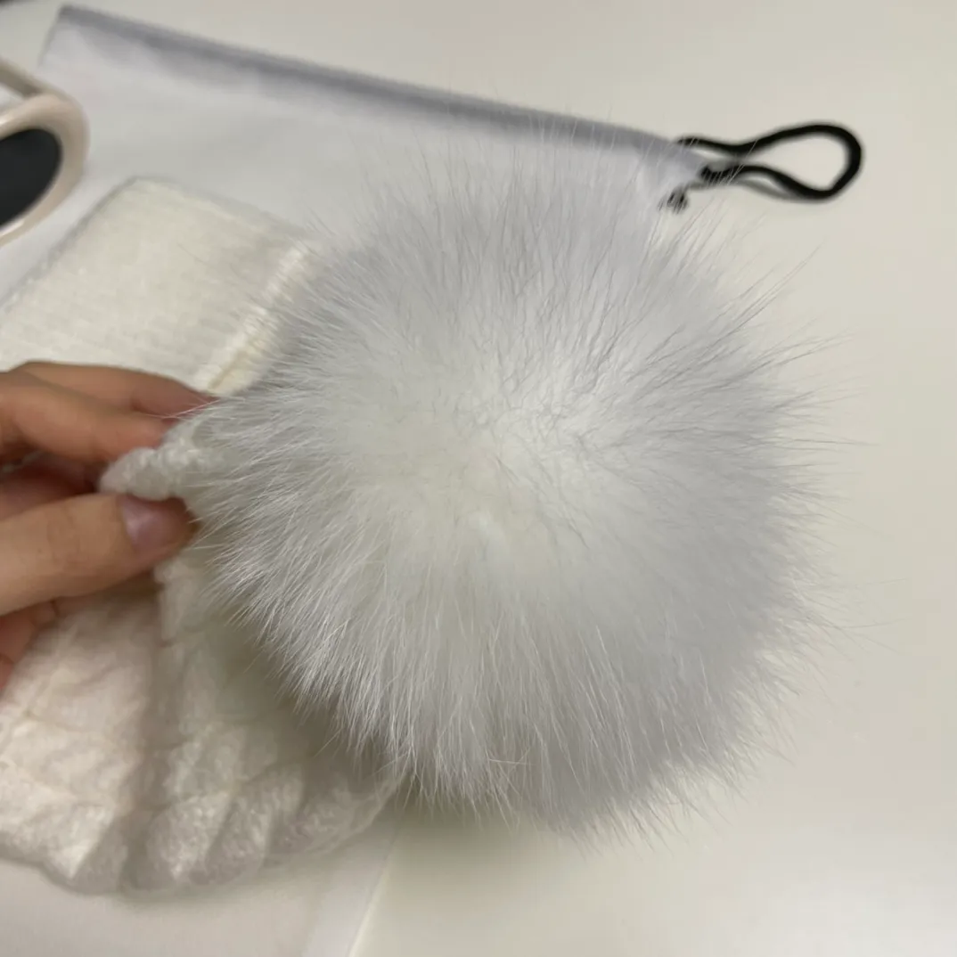 P90 with dust bag Moncler👒Classic original single-mouthed knitted wool hat, made of selected wool fabrics with ultra-high wool content‼ ️It feels super soft and has excellent elasticity. The rabbit fur ball is high-end, age-reducing and super warm!