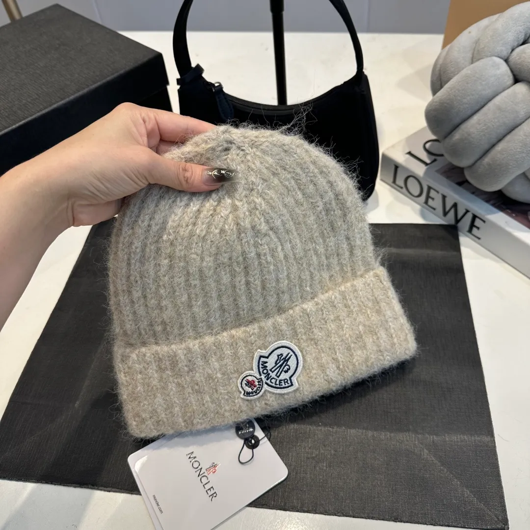 P56 MONCLER 🎩 wool knitted beanie, good quality, high-end, super soft! Super hot💖The texture is great and it’s great to match when out on the street! Fashion trends! A must-have item for winter, the same style for men and women, get it now!