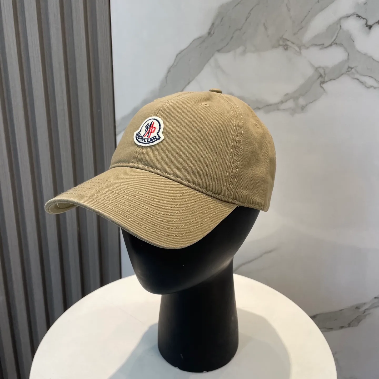 P50 MONCLER new baseball cap, a fashionable street item with a very good style, a favorite among Internet celebrities and fashion bloggers! High quality, comfortable and breathable, concave shape looks good