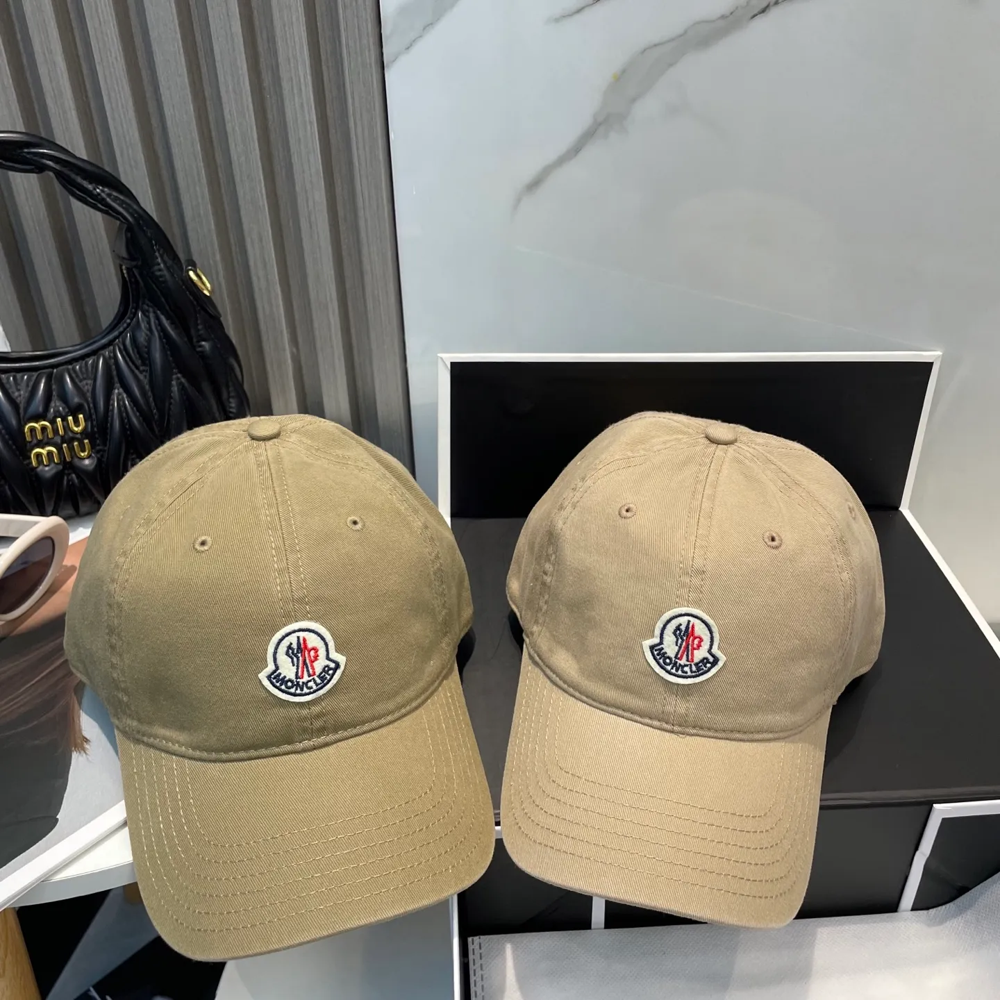 P50 MONCLER new baseball cap, a fashionable street item with a very good style, a favorite among Internet celebrities and fashion bloggers! High quality, comfortable and breathable, concave shape looks good