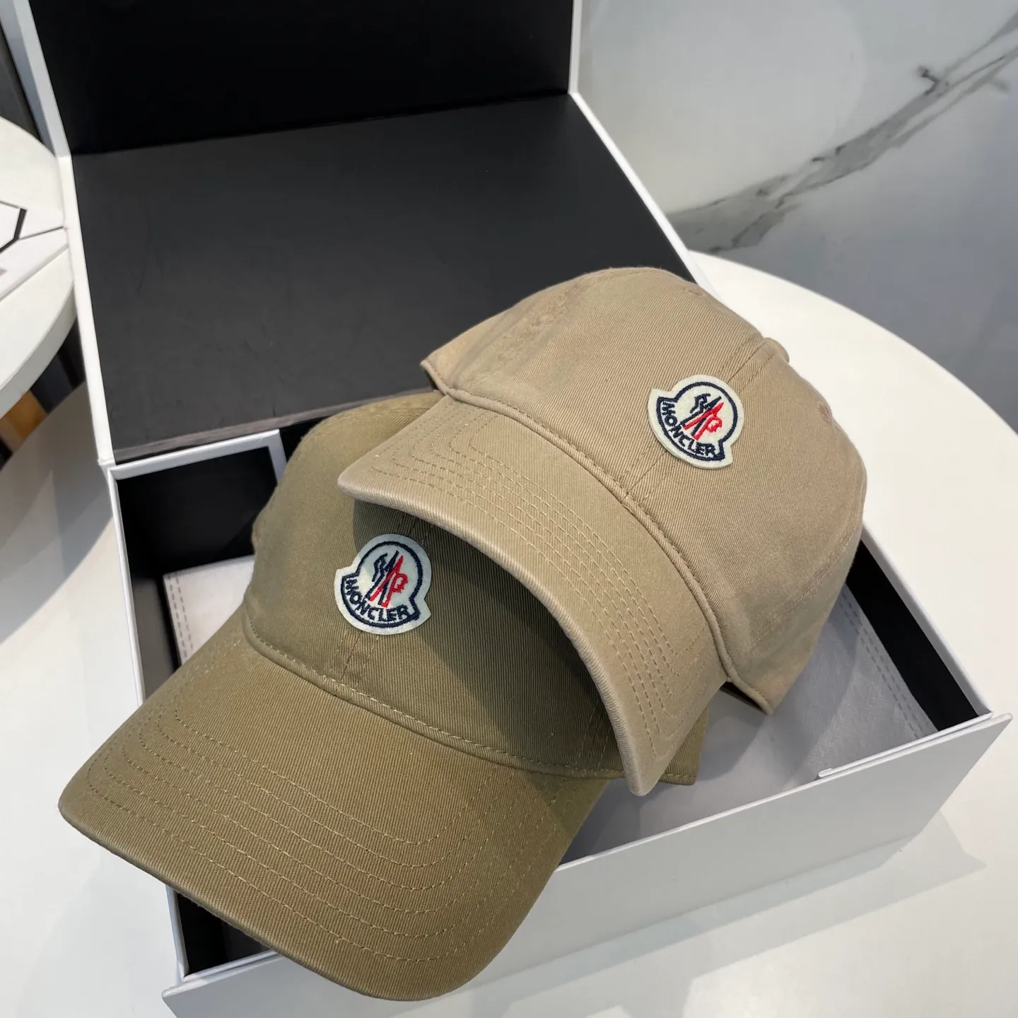 P50 MONCLER new baseball cap, a fashionable street item with a very good style, a favorite among Internet celebrities and fashion bloggers! High quality, comfortable and breathable, concave shape looks good