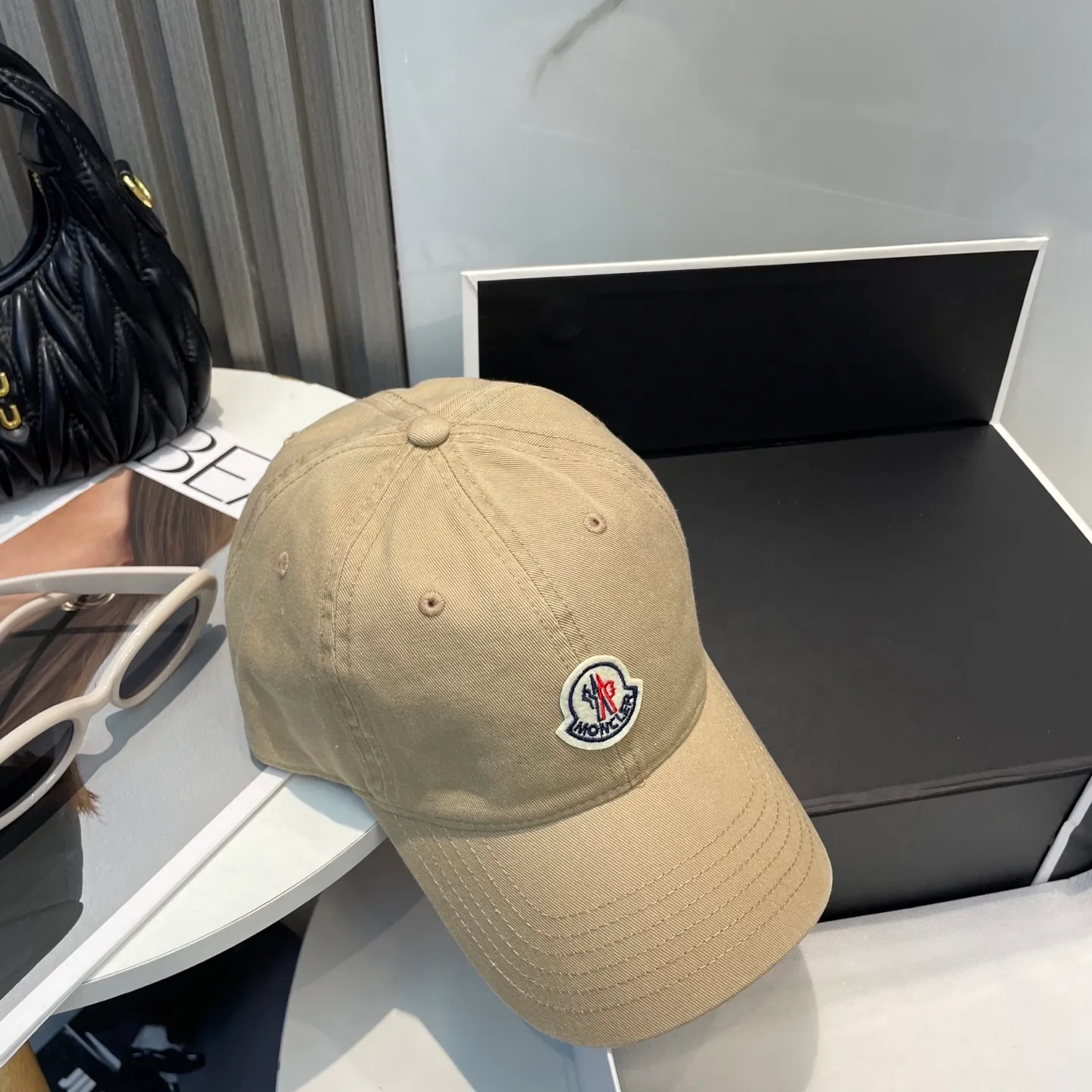 P50 MONCLER new baseball cap, a fashionable street item with a very good style, a favorite among Internet celebrities and fashion bloggers! High quality, comfortable and breathable, concave shape looks good