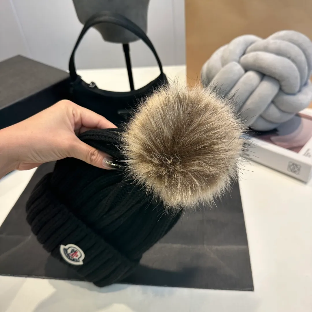 P50 high version Moncler Moncler 💥 Official website classic knitted hat, replica of the original. Very soft and skin-friendly, very elastic 💓 Textured and very versatile style ~ Warm cashmere woolen hat, one size fits all and elastic ~ Unisex, can be worn by any head size. Super quality, highly recommended