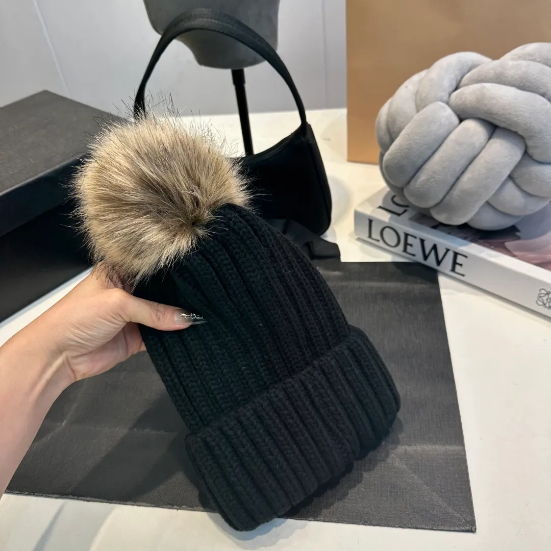 P50 high version Moncler Moncler 💥 Official website classic knitted hat, replica of the original. Very soft and skin-friendly, very elastic 💓 Textured and very versatile style ~ Warm cashmere woolen hat, one size fits all and elastic ~ Unisex, can be worn by any head size. Super quality, highly recommended