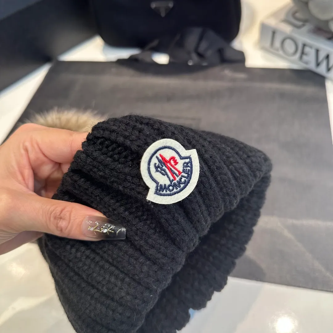 P50 high version Moncler Moncler 💥 Official website classic knitted hat, replica of the original. Very soft and skin-friendly, very elastic 💓 Textured and very versatile style ~ Warm cashmere woolen hat, one size fits all and elastic ~ Unisex, can be worn by any head size. Super quality, highly recommended