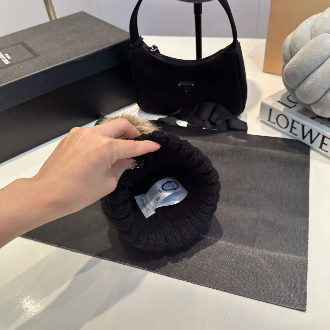 P50 high version Moncler Moncler 💥 Official website classic knitted hat, replica of the original. Very soft and skin-friendly, very elastic 💓 Textured and very versatile style ~ Warm cashmere woolen hat, one size fits all and elastic ~ Unisex, can be worn by any head size. Super quality, highly recommended