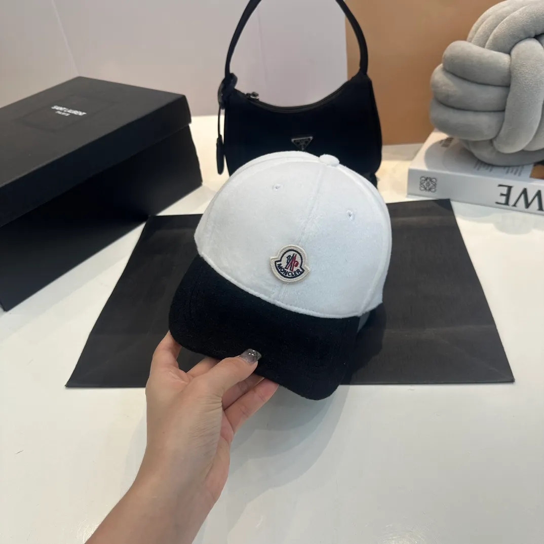 P60 moncler baseball cap, a must-have for no-makeup makeup. It looks cool when paired with sweaters and T-shirts! The days when I don’t wash my hair all depend on this hat~