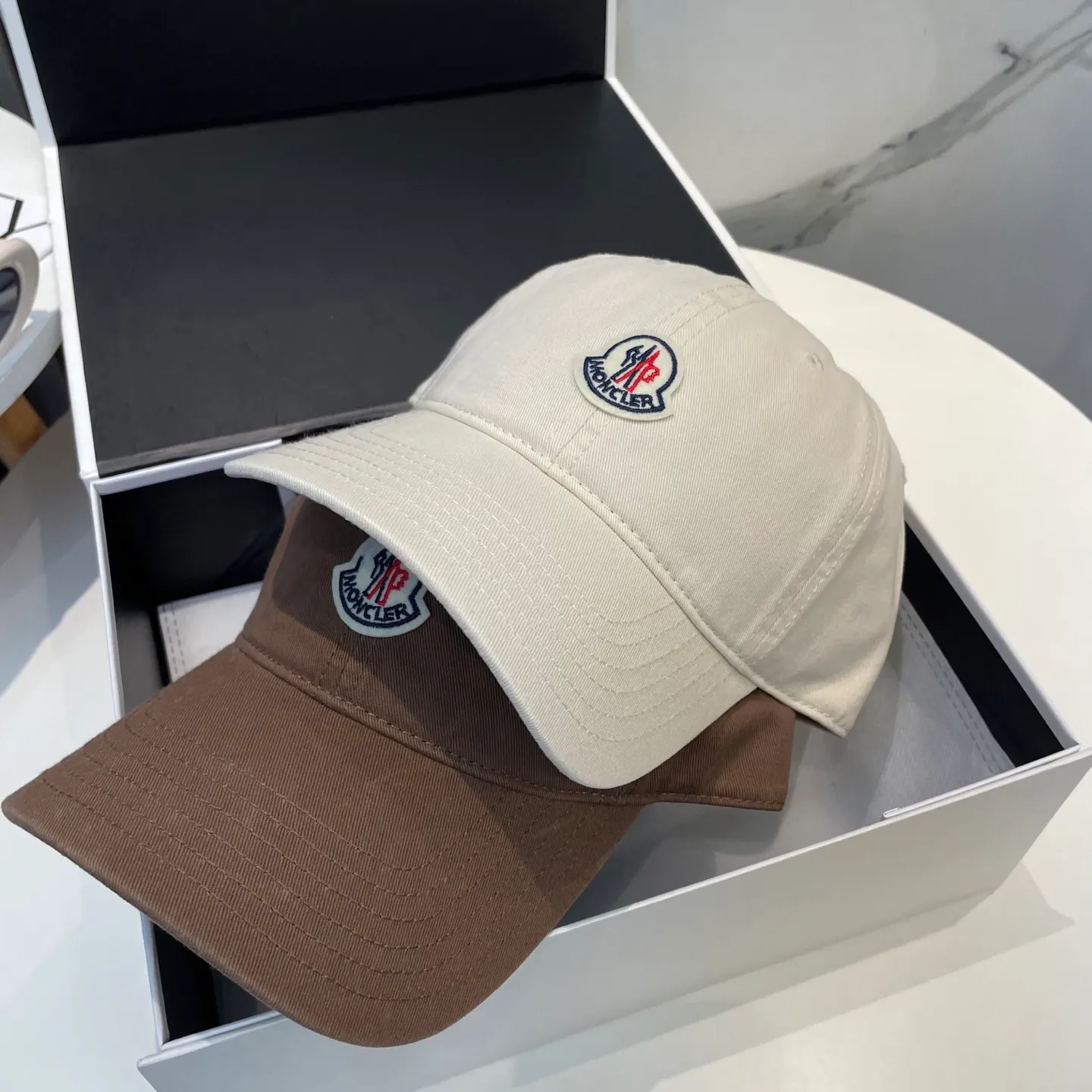 P50 MONCLER new baseball cap, a fashionable street item with a very good style, a favorite among Internet celebrities and fashion bloggers! High quality, comfortable and breathable, concave shape looks good