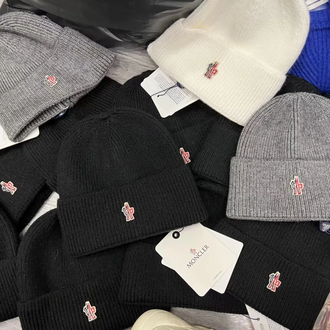 Moncler muzzle knitted hat
