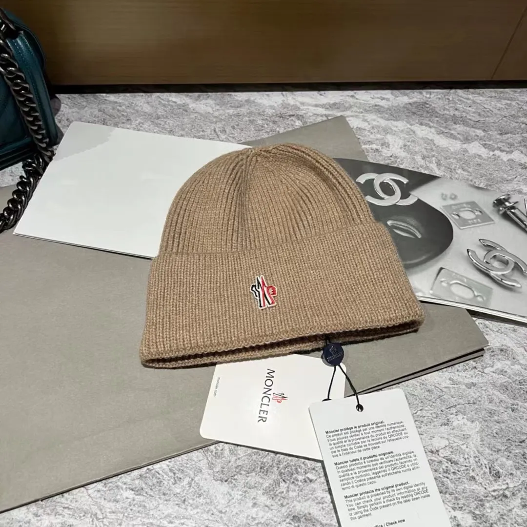 Moncler muzzle knitted hat