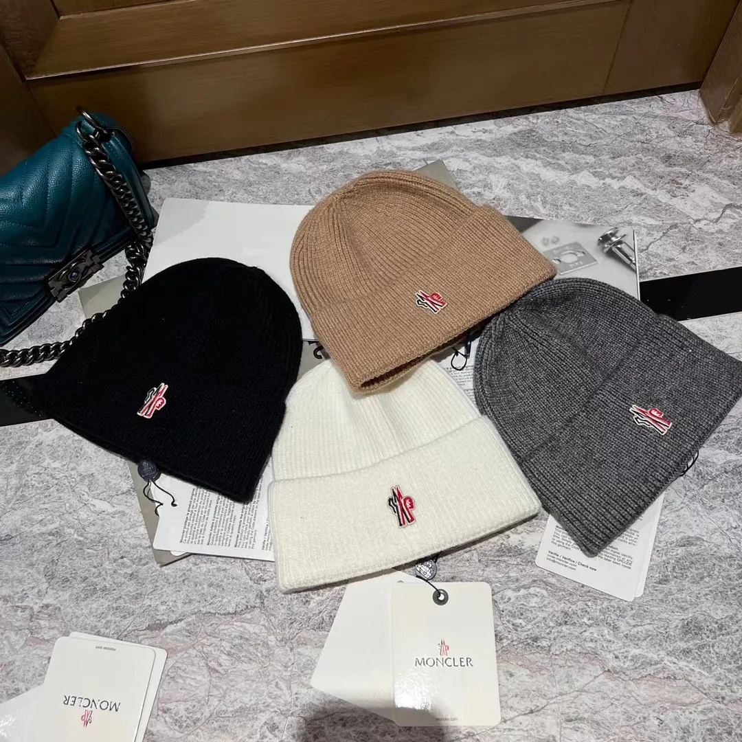 Moncler muzzle knitted hat