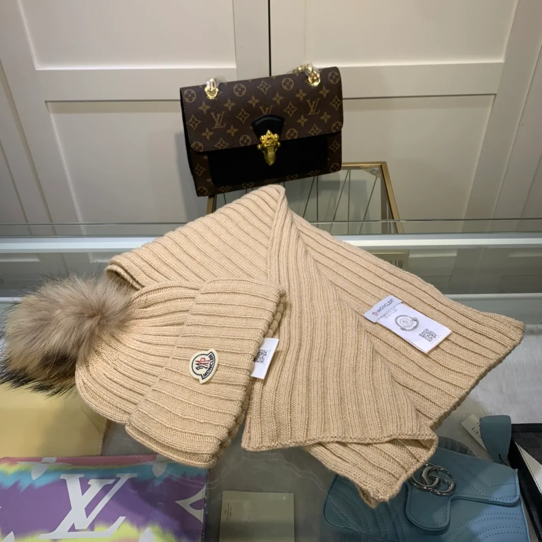 P240 [Wool suit hat] MONCLER classic suit hat! Hat ➕Scarf! It's warm and super comfortable~A great tool for young ladies to reduce their age in winter~This winter, all you need is a set of hats~It's warm and fashionable! Unisex model! Can be made as a couple model! Complete range of anti-counterfeiting labels and elevators! Many styles, welcome to choose!!