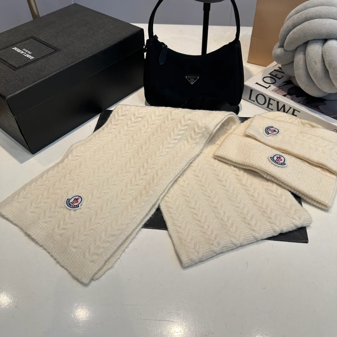 P160 Moncler muzzle suit autumn and winter style cuffed wool knitted beanie High quality customization! This must be my favorite of minimalism. It is clean, neat, fashionable and versatile, and will definitely not be picky about your face shape! A fashionable classic that lasts forever! Both men and women are welcome!