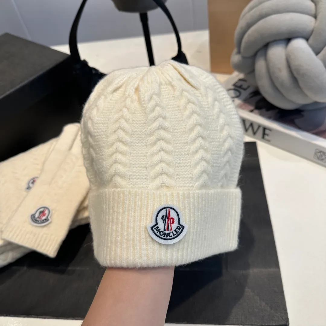 P160 Moncler muzzle suit autumn and winter style cuffed wool knitted beanie High quality customization! This must be my favorite of minimalism. It is clean, neat, fashionable and versatile, and will definitely not be picky about your face shape! A fashionable classic that lasts forever! Both men and women are welcome!