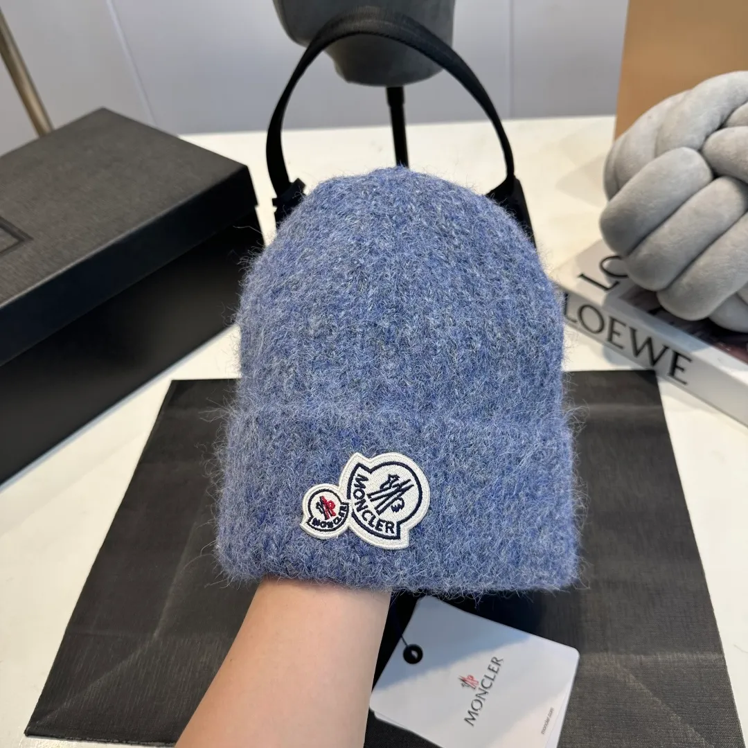 P56 MONCLER 🎩 wool knitted beanie, good quality, high-end, super soft! Super hot💖The texture is great and it’s great to match when out on the street! Fashion trends! A must-have item for winter, the same style for men and women, get it now!