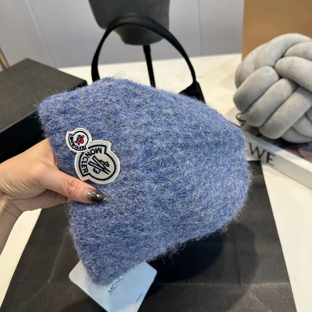 P56 MONCLER 🎩 wool knitted beanie, good quality, high-end, super soft! Super hot💖The texture is great and it’s great to match when out on the street! Fashion trends! A must-have item for winter, the same style for men and women, get it now!