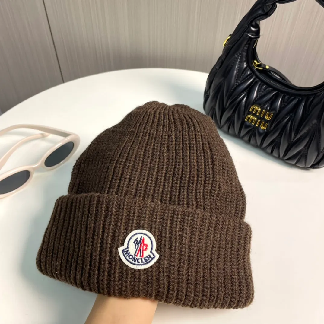 P76 Moncler 2024 early autumn and winter classic knitted hat, original replica. Very soft and skin-friendly, very elastic 💓 Textured and very versatile style ~ Warm cashmere woolen hat, one size fits all and elastic ~ Unisex, can be worn by any head circumference. Super quality, highly recommended