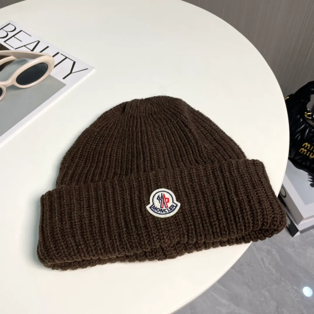 P76 Moncler 2024 early autumn and winter classic knitted hat, original replica. Very soft and skin-friendly, very elastic 💓 Textured and very versatile style ~ Warm cashmere woolen hat, one size fits all and elastic ~ Unisex, can be worn by any head circumference. Super quality, highly recommended