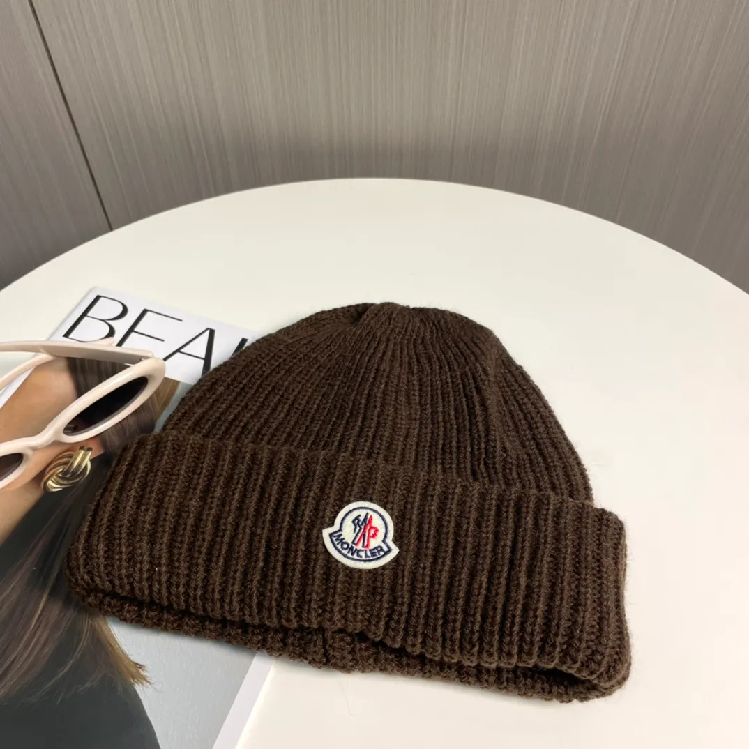 P76 Moncler 2024 early autumn and winter classic knitted hat, original replica. Very soft and skin-friendly, very elastic 💓 Textured and very versatile style ~ Warm cashmere woolen hat, one size fits all and elastic ~ Unisex, can be worn by any head circumference. Super quality, highly recommended