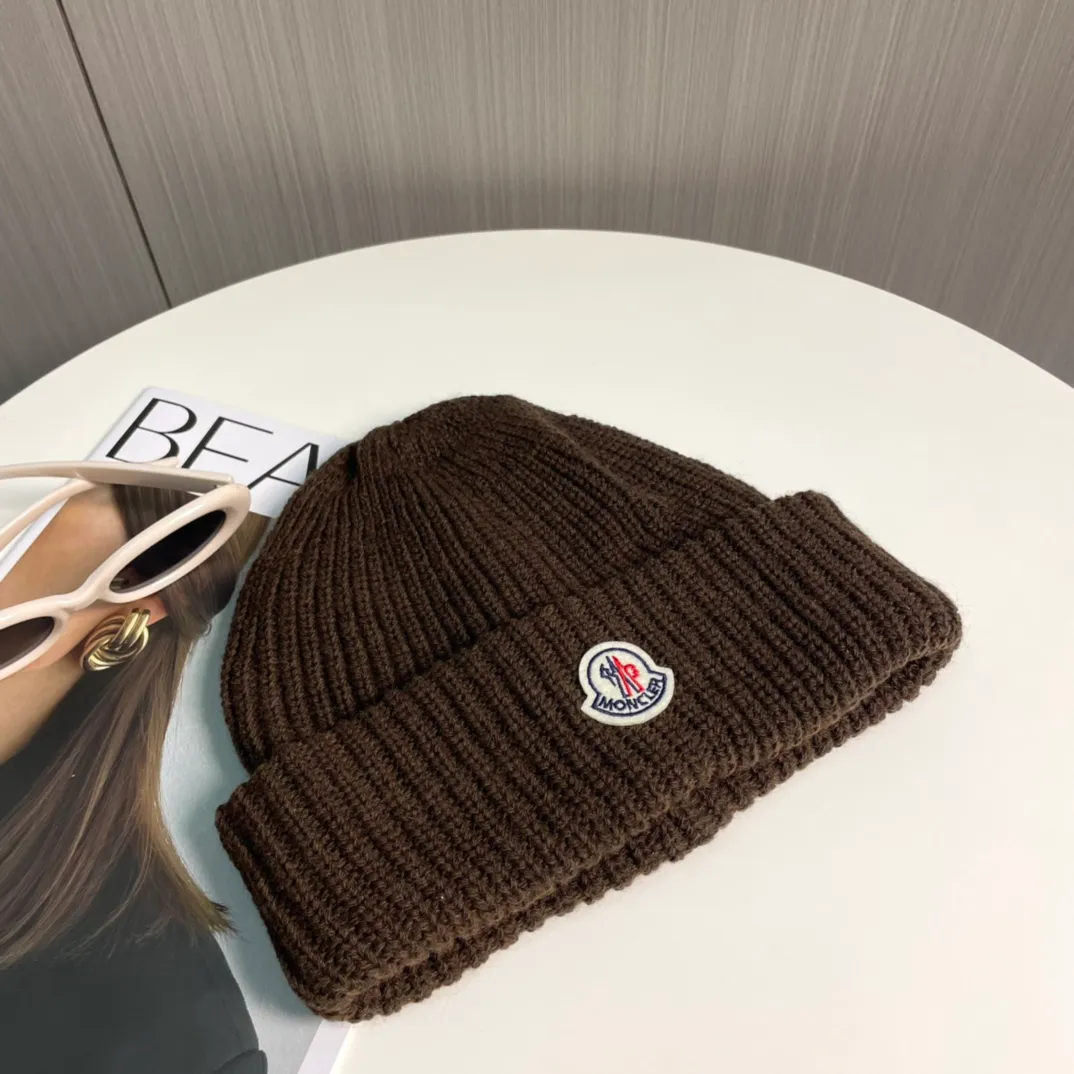 P76 Moncler 2024 early autumn and winter classic knitted hat, original replica. Very soft and skin-friendly, very elastic 💓 Textured and very versatile style ~ Warm cashmere woolen hat, one size fits all and elastic ~ Unisex, can be worn by any head circumference. Super quality, highly recommended