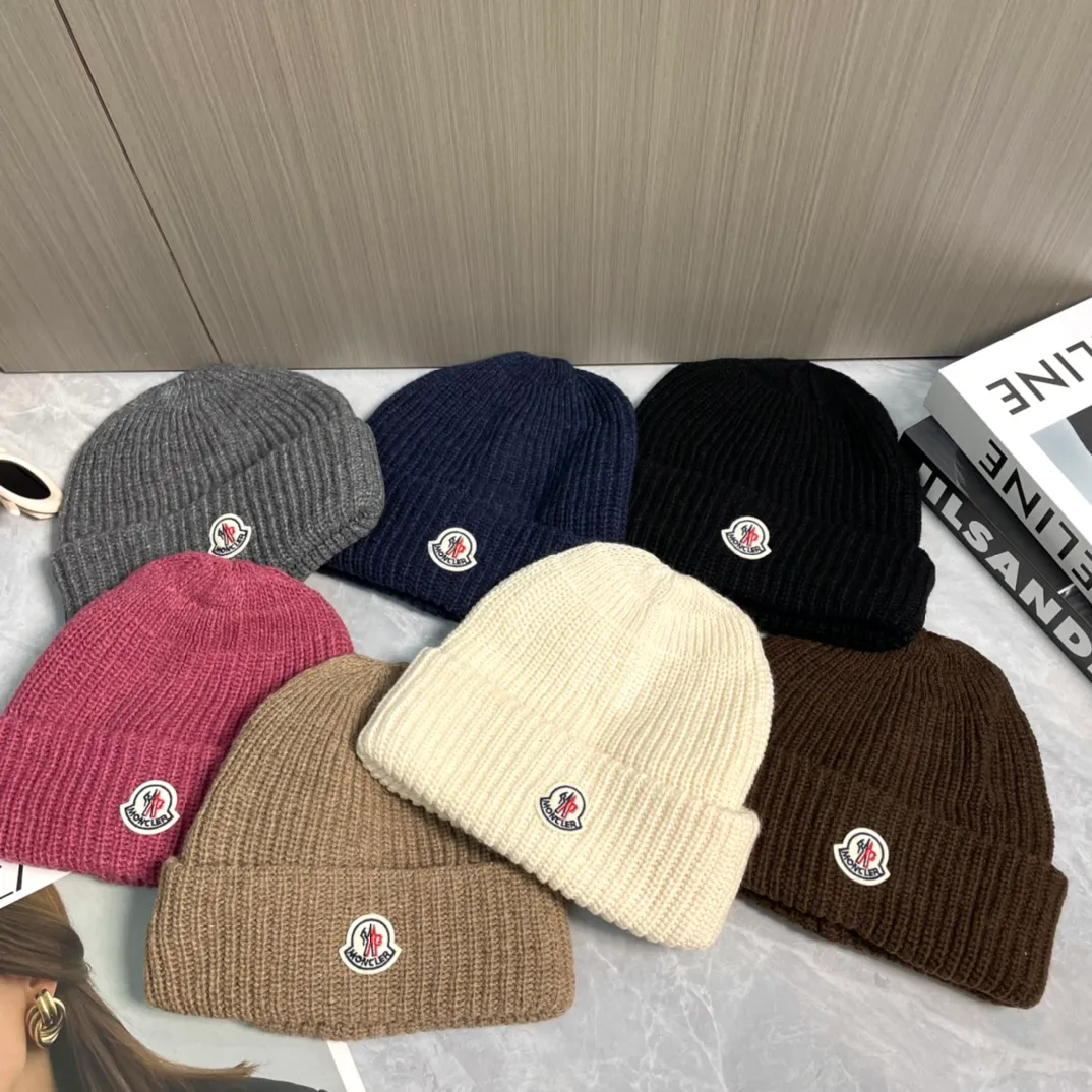 P76 Moncler 2024 early autumn and winter classic knitted hat, original replica. Very soft and skin-friendly, very elastic 💓 Textured and very versatile style ~ Warm cashmere woolen hat, one size fits all and elastic ~ Unisex, can be worn by any head circumference. Super quality, highly recommended