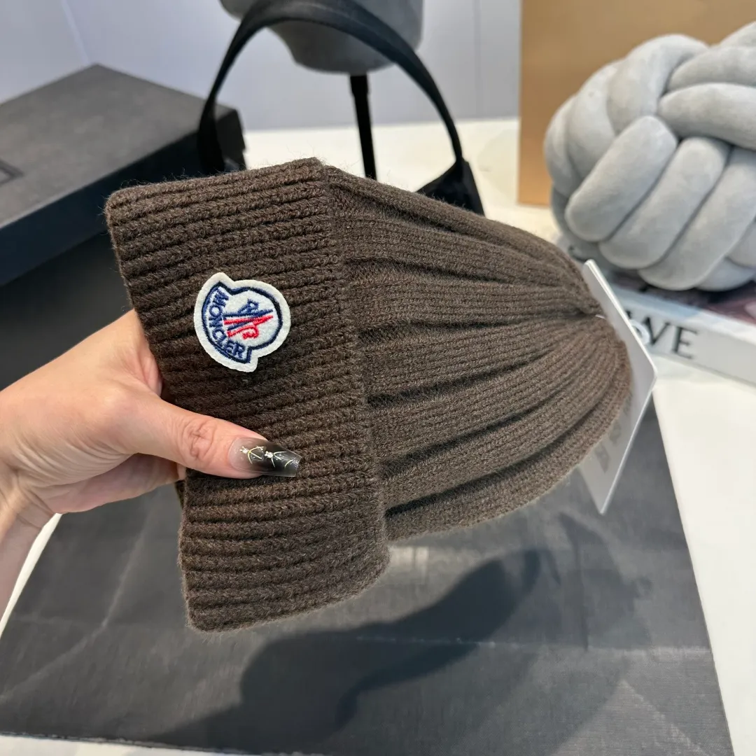 P50 Moncler 2025 early autumn and winter classic knitted hat, original replica. Very soft and skin-friendly, very elastic 💓 Textured and very versatile style ~ Warm cashmere woolen hat, one size fits all and elastic ~ Unisex, can be worn by any head circumference. Super good quality, highly recommended