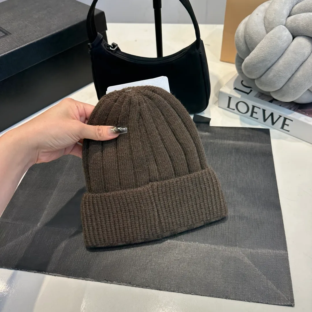P50 Moncler 2025 early autumn and winter classic knitted hat, original replica. Very soft and skin-friendly, very elastic 💓 Textured and very versatile style ~ Warm cashmere woolen hat, one size fits all and elastic ~ Unisex, can be worn by any head circumference. Super good quality, highly recommended