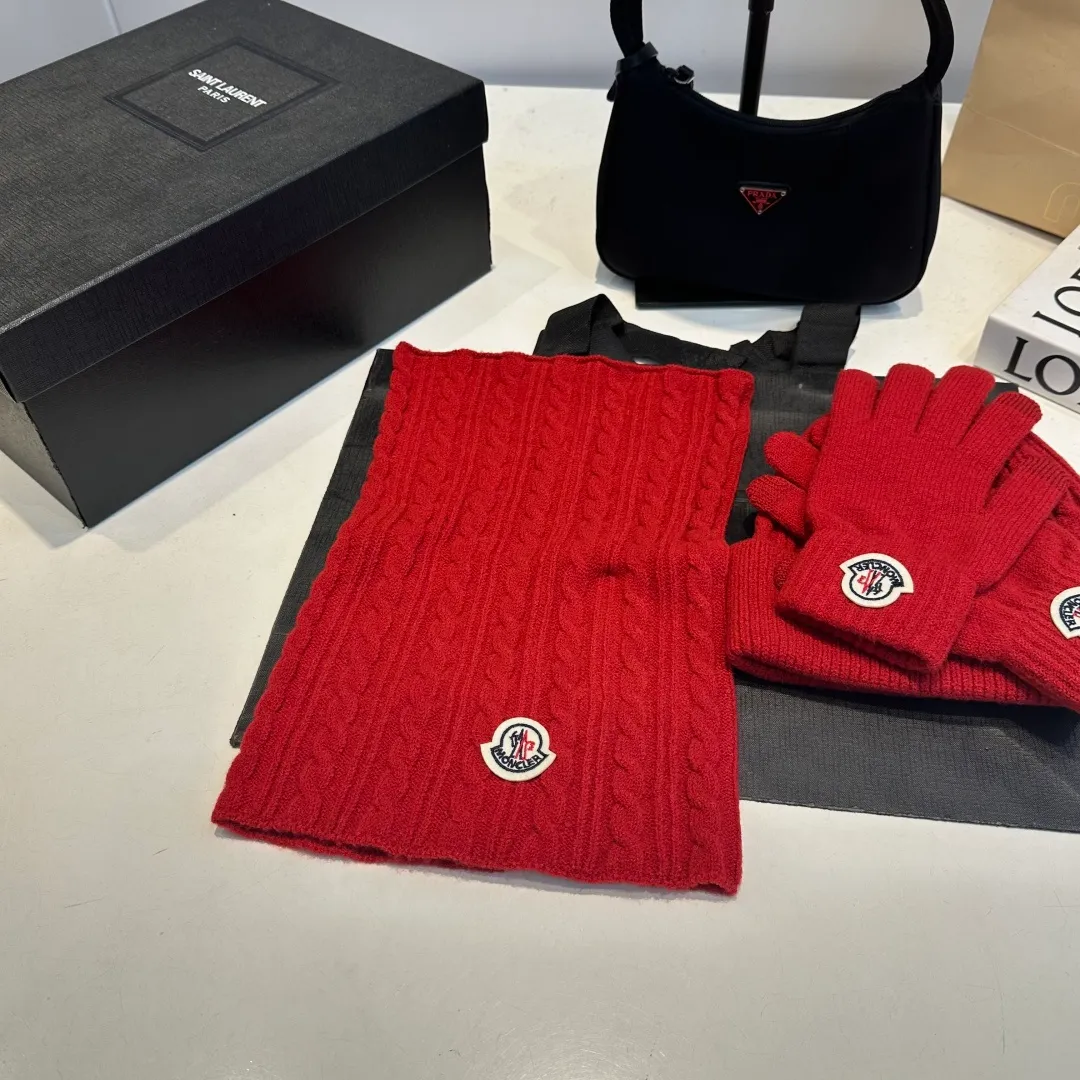 p140 Moncler muzzle suit hat + gloves + scarf autumn and winter style knitted beanie. This must be a minimalist favorite. It is clean, neat, fashionable and versatile, and will never be picky about your face shape! A fashionable classic that lasts forever! Both men and women are welcome