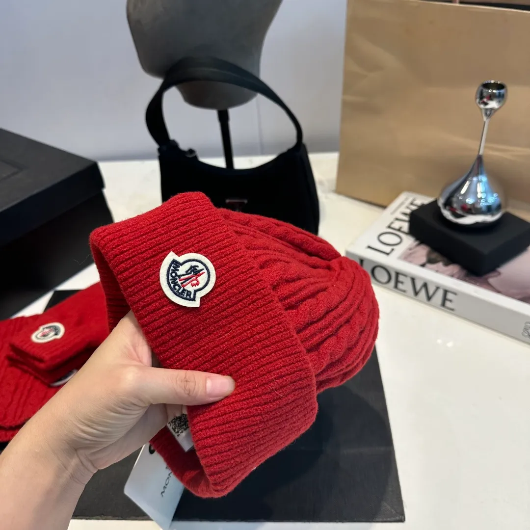 p140 Moncler muzzle suit hat + gloves + scarf autumn and winter style knitted beanie. This must be a minimalist favorite. It is clean, neat, fashionable and versatile, and will never be picky about your face shape! A fashionable classic that lasts forever! Both men and women are welcome