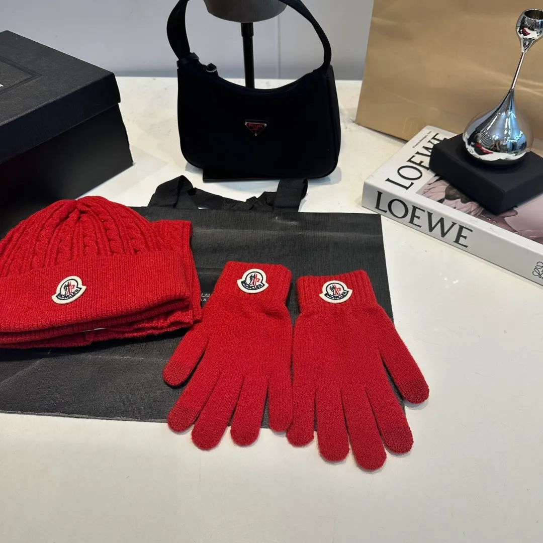 p140 Moncler muzzle suit hat + gloves + scarf autumn and winter style knitted beanie. This must be a minimalist favorite. It is clean, neat, fashionable and versatile, and will never be picky about your face shape! A fashionable classic that lasts forever! Both men and women are welcome