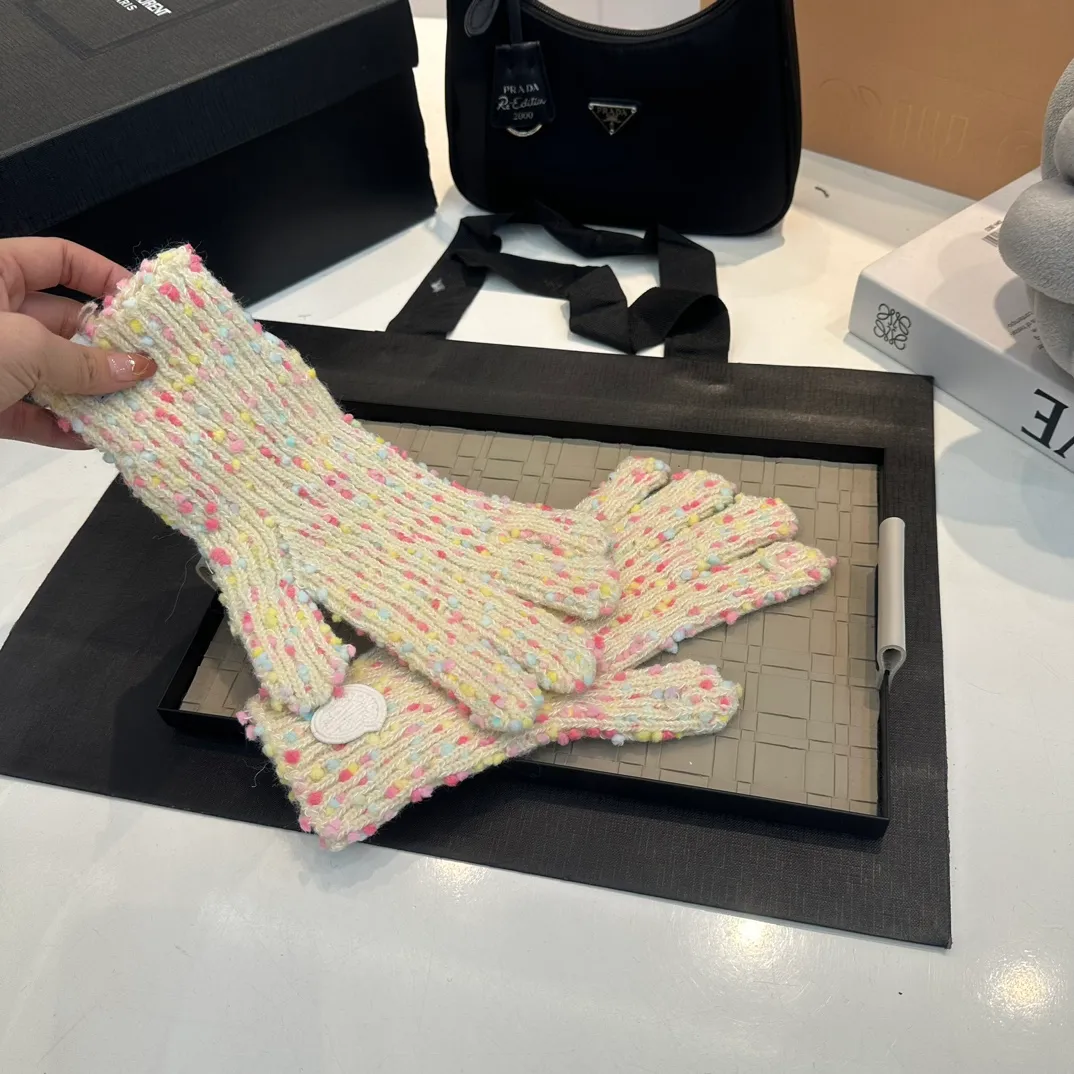 P70 Moncler wool knitted mousse, super cute with cashmere scarf, a must-have for autumn and winter