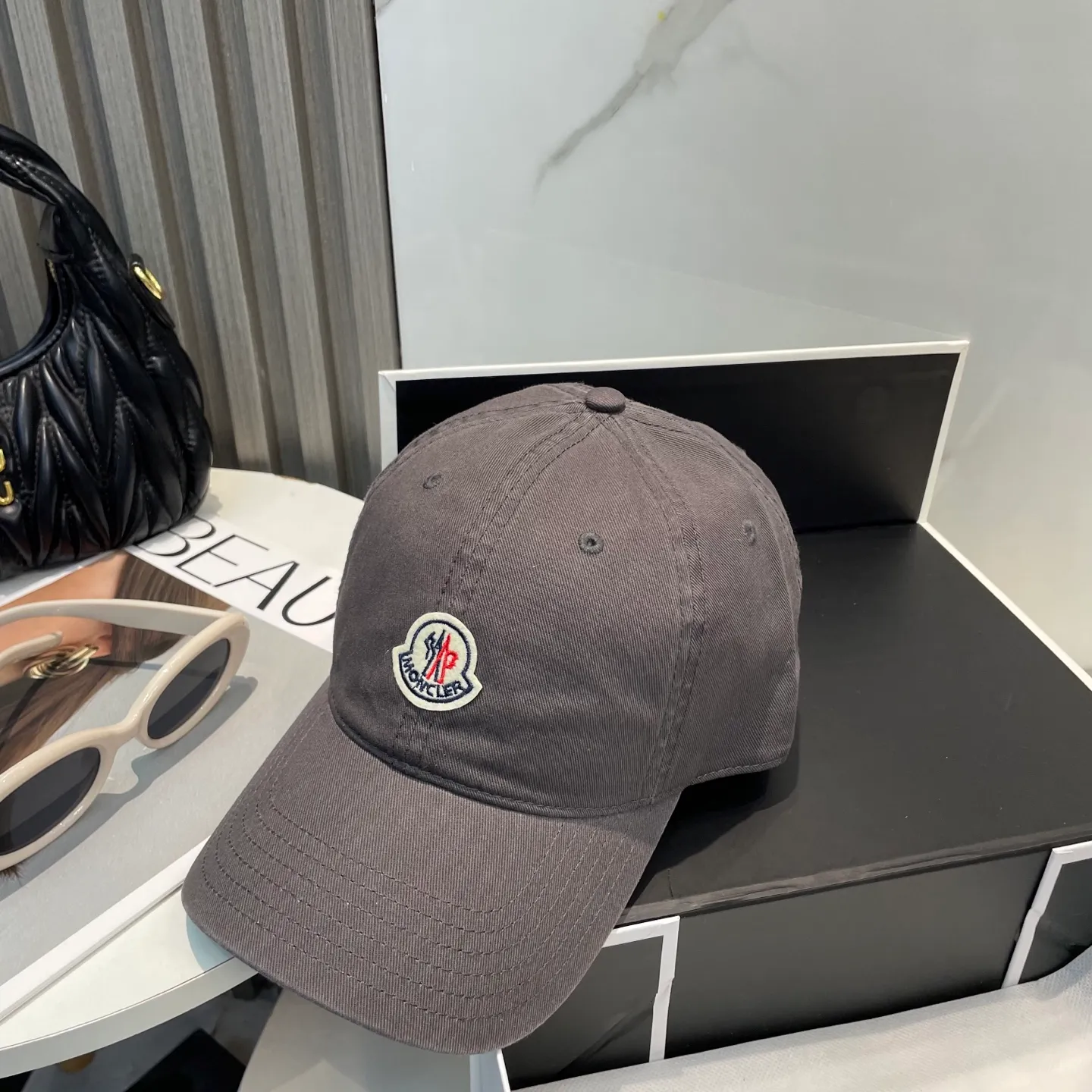 P50 MONCLER new baseball cap, a fashionable street item with a very good style, a favorite among Internet celebrities and fashion bloggers! High quality, comfortable and breathable, concave shape looks good