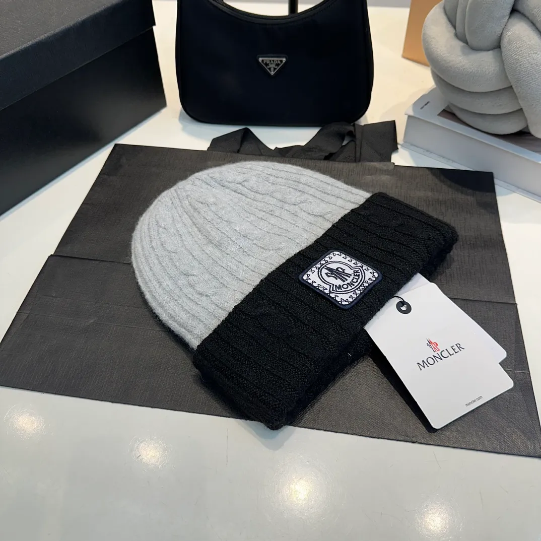 P54 Moncler 🔑2024 autumn and winter new fur ball cuffed knitted hat for men and women, two-color striped edge fashionable wool hat, thickened and warm with twist stripes