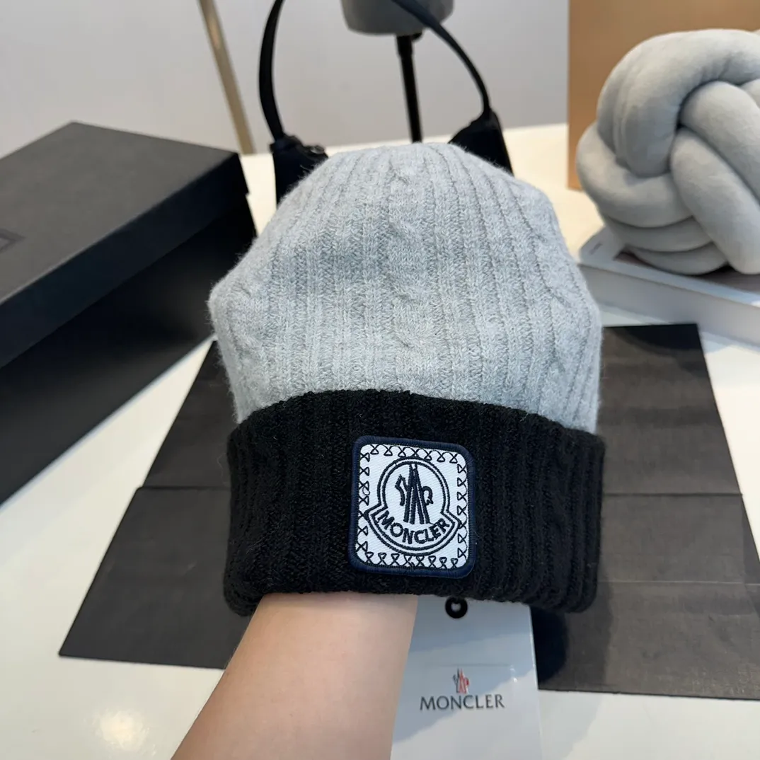 P54 Moncler 🔑2024 autumn and winter new fur ball cuffed knitted hat for men and women, two-color striped edge fashionable wool hat, thickened and warm with twist stripes