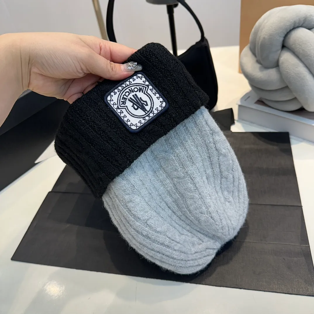 P54 Moncler 🔑2024 autumn and winter new fur ball cuffed knitted hat for men and women, two-color striped edge fashionable wool hat, thickened and warm with twist stripes