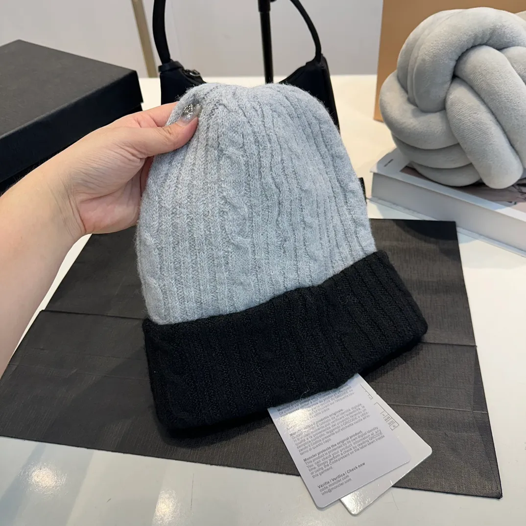 P54 Moncler 🔑2024 autumn and winter new fur ball cuffed knitted hat for men and women, two-color striped edge fashionable wool hat, thickened and warm with twist stripes