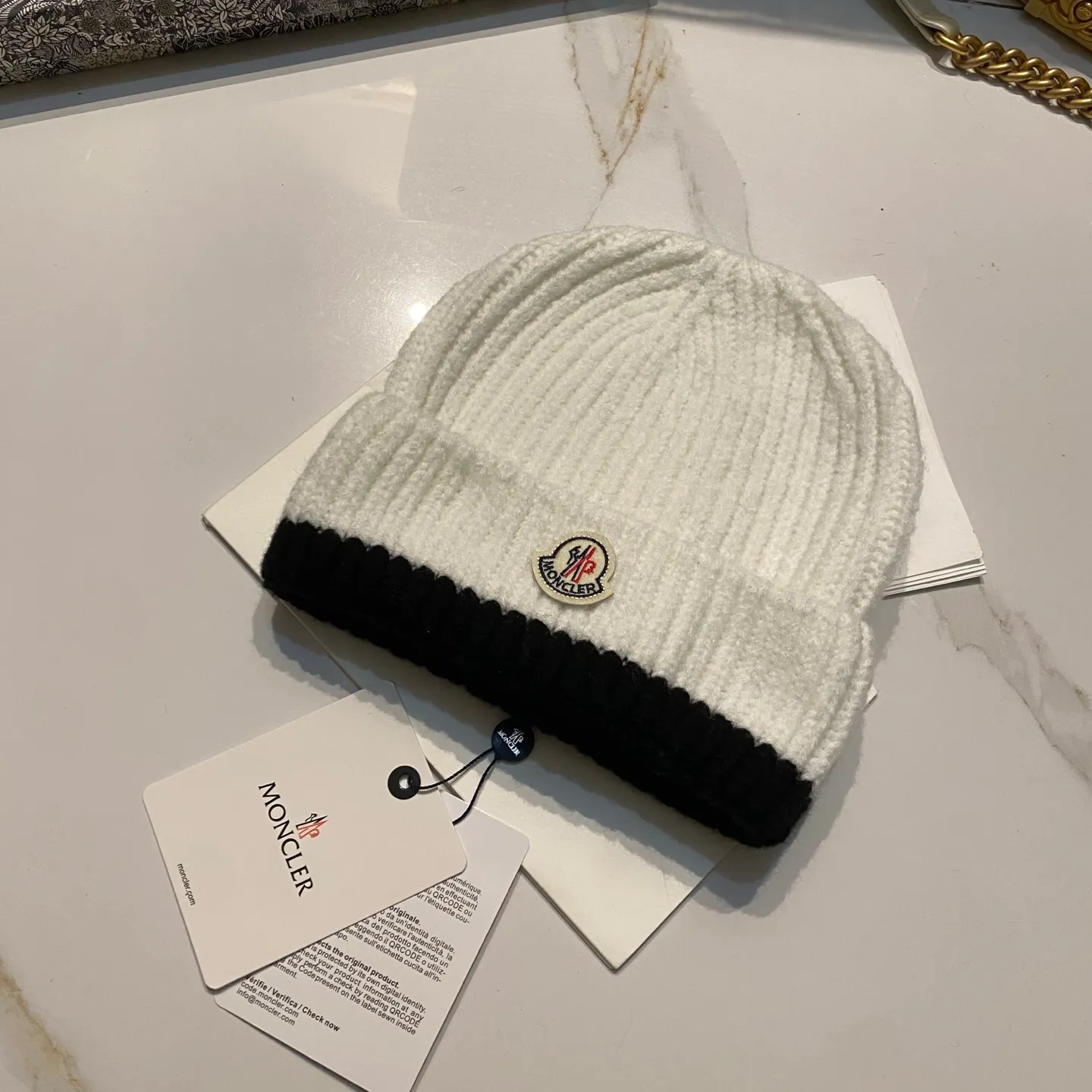 Moncler muzzle knitted hat
